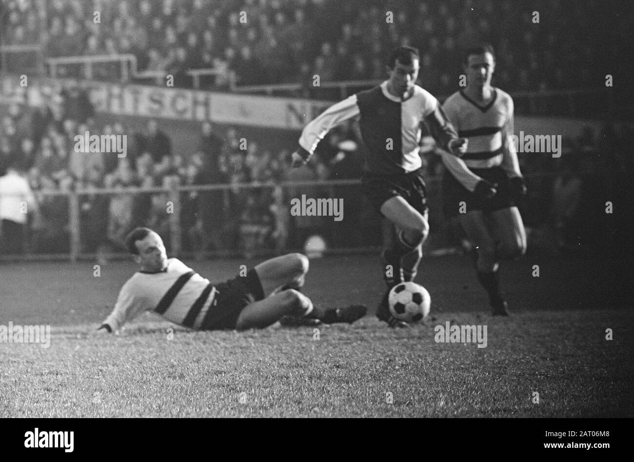 DOS against Feyenoord 3-1, Coen Moulijn is rearguard of DOS too fast afar Date: January 3, 1965 Location: Utrecht Keywords: sport, football Personal name: Moulijn, Coen Institution name: Feyenoord Stock Photo