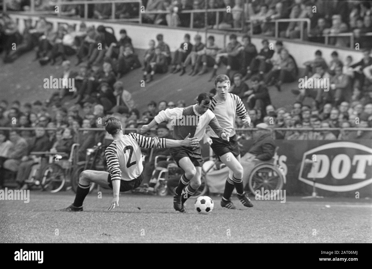 DOS v Feijenoord 3-0; Coen Moulijn is held with arm Date: 27 april 1969 Location: Utrecht Keywords: sport, football Person name: Moulijn, Coen Institution name: DOS, Feyenoord Stock Photo