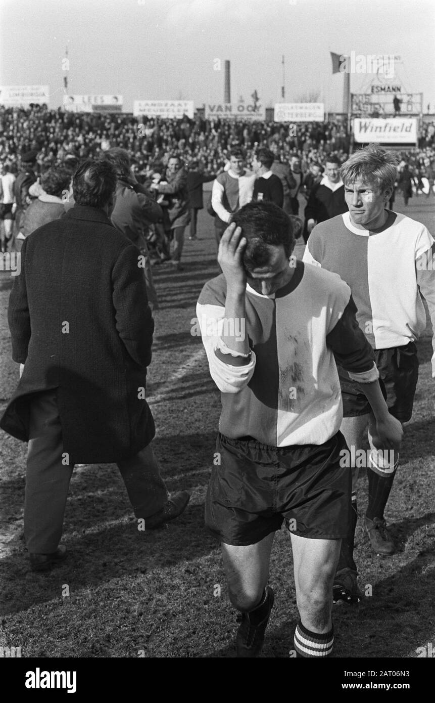 DOS against Feyenoord 2-0. Coen Moulijn leaves field after completion, disappointed Date: March 17, 1968 Location: Utrecht Keywords: sport, football Personal name: Moulijn, Coen Institutionname: Feyenoord Stock Photo