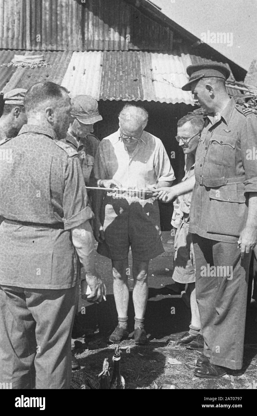 Visit of Professor Romme to Medan  Dr. C.P.M. Romme (in light shirt) looks together with some officers and G. Pastor a map Annotation: Right a lieutenant-colonel by KNIL, probably T.J.W.F.M. Stupheert Date: February 1947 Location: Indonesia, Medan, Dutch East Indies, Sumatra Personal name: Romme, C.P.M. Stock Photo