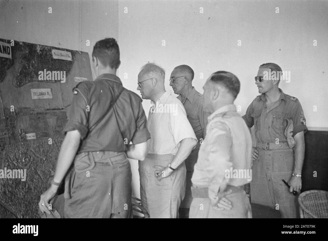 Visit of Professor Romme to Medan  Dr. C.P.M. Romme (in light shirt) views a relief map of the port city of Belawan Date: February 1947 Location: Indonesia, Medan, Dutch East Indies, Sumatra Personal name: Romme, C.P.M. Stock Photo