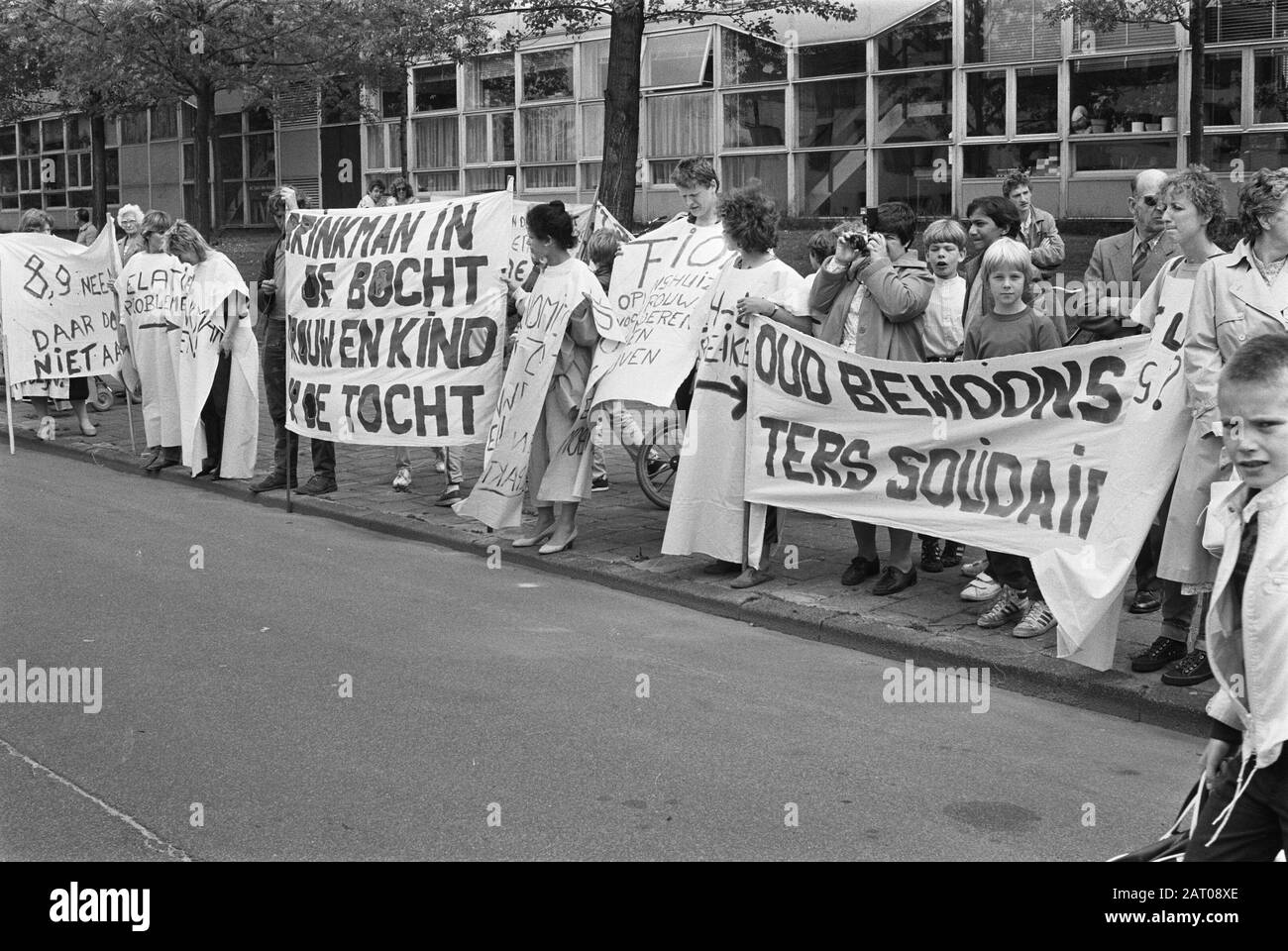 Women of Fiom shelters for unmarried mothers demonstrate at the opening of a home for unhoused people of the HVO (Help voor Unhouden) in Amsterdam with a banner Brinkman in the bend, woman and child on the tour Date: 31 May 1983 Location: Amsterdam, Noord-Holland Keywords: demonstrations, cuts, banners, women Stock Photo