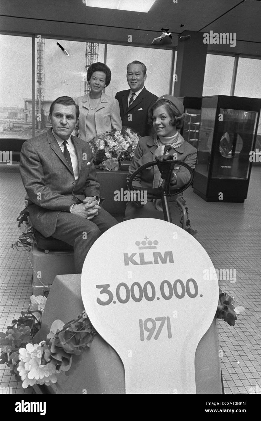 Driemiljoenste KLM passenger at Schiphol Airport, v.l.n.r. Mr. Veenboer (van Philips), Mrs Veenboer, KLM director dr. F. Ledeboer Date: 7 December 1971 Location: Noord-Holland, Schiphol Keywords : directors, anniversaries, passengers Institution name: KLM Stock Photo