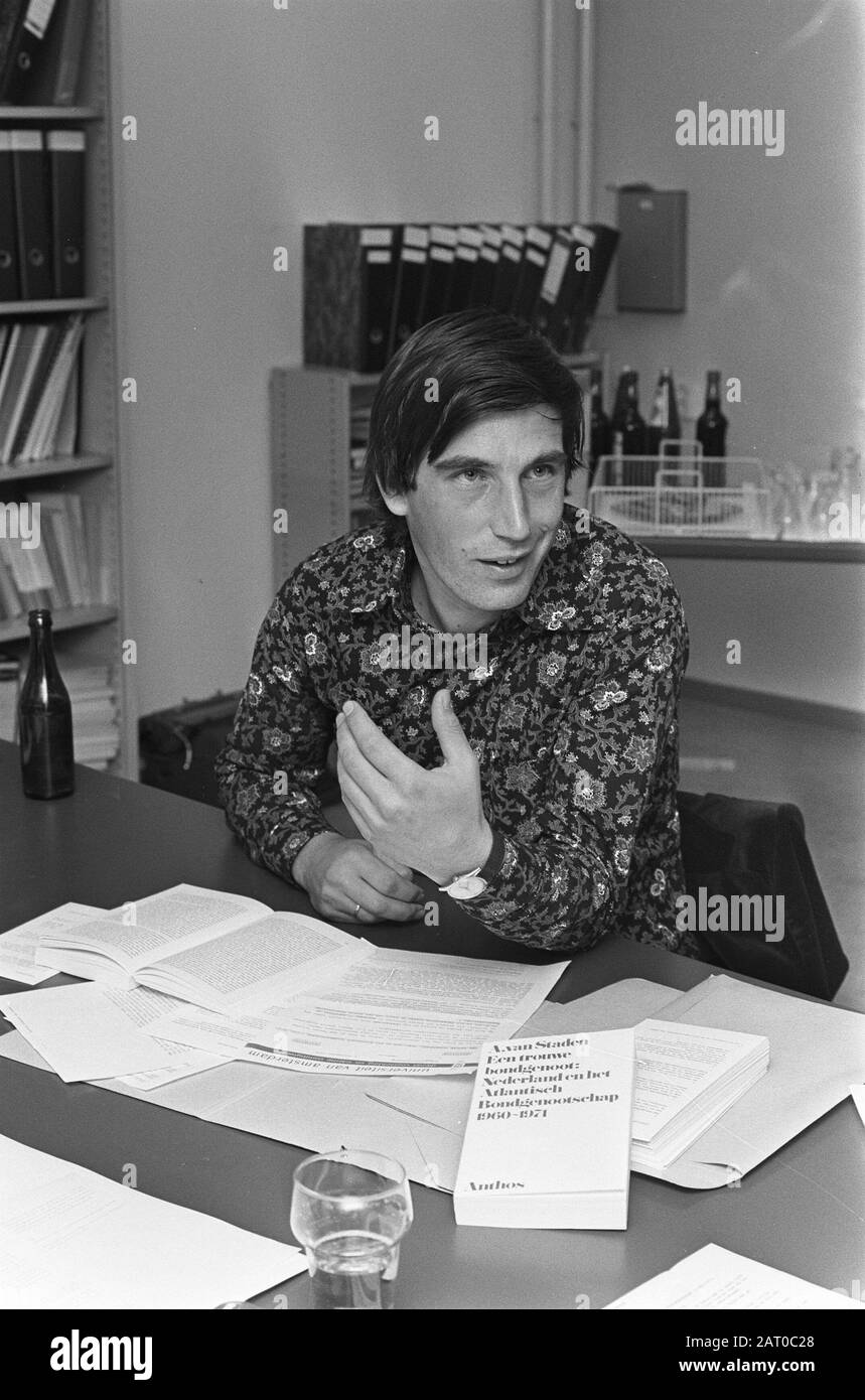 Drs. Alfred van Staden gives press conference following his promotion at Een loyal ally, The Netherlands and the Atl. alliance 1960-1971 Date: September 11, 1974 Keywords: press conferences Stock Photo