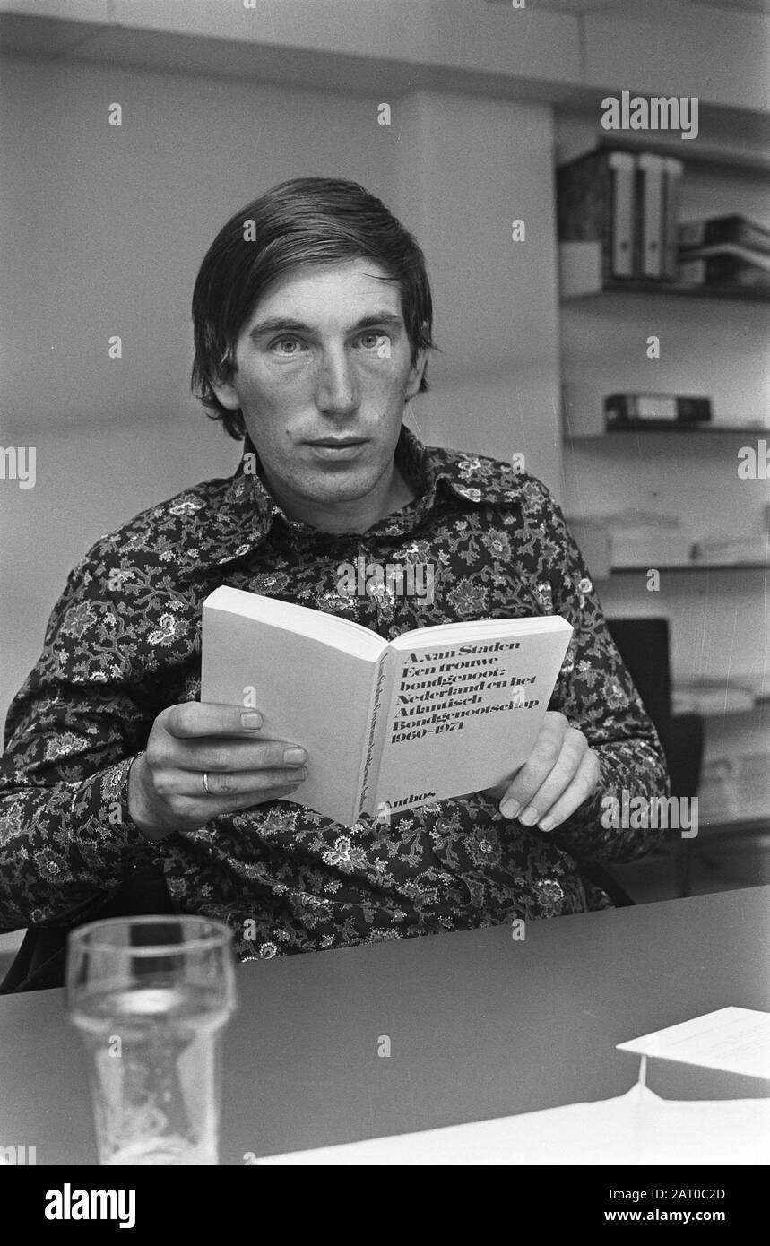 Drs. Alfred van Staden gives press conference following his promotion at Een loyal ally, The Netherlands and the Atl. alligenootschap 1960-1971 Date: September 11, 1974 Keywords: books, press conferences Stock Photo