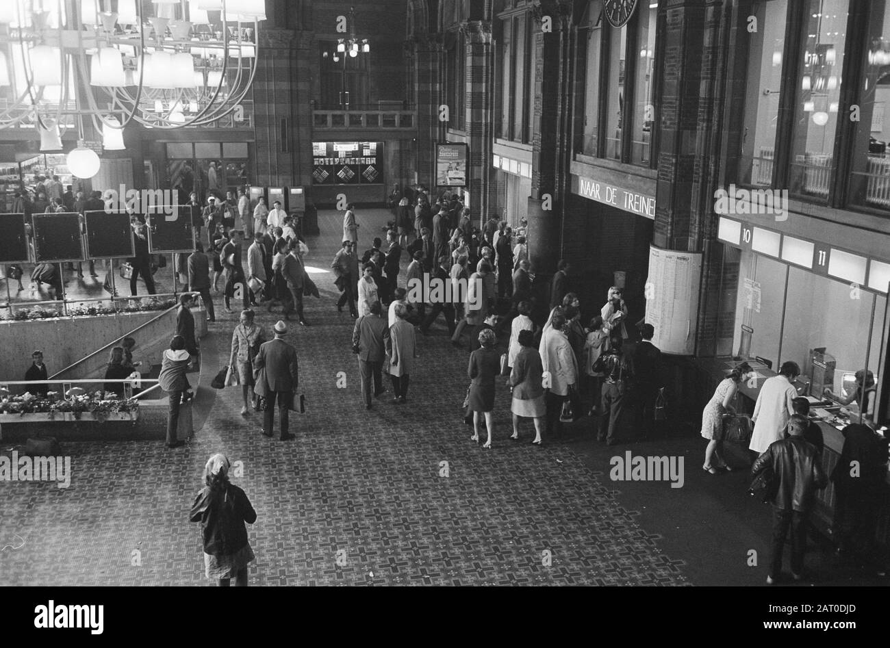 Holiday print  Hustle and bustle in the Central Station Date: 30 June 1967 Location: Amsterdam, Noord-Holland Keywords: passengers, travelers, stations Stock Photo