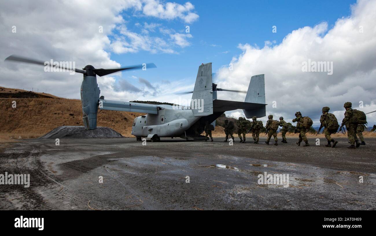 Japan Ground Self-Defense Force Service Members with the 12th Infantry Regiment, 8th Division, Western Army, board an MV-22B Osprey with Marine Medium Tiltrotor Squadron 265 (Reinforced), 1st Marine Aircraft Wing currently assigned to the 31st Marine Expeditionary Unit, while conducting Vertical Assault training during exercise Forest Light Western Army at Camp Takayubaru, Kumamoto, Japan, Jan. 28, 2020. The 31st MEU, the Marine Corps' only continuously forward-deployed MEU, provides a flexible and lethal force ready to perform a wide range of military operations as the premier crisis response Stock Photo