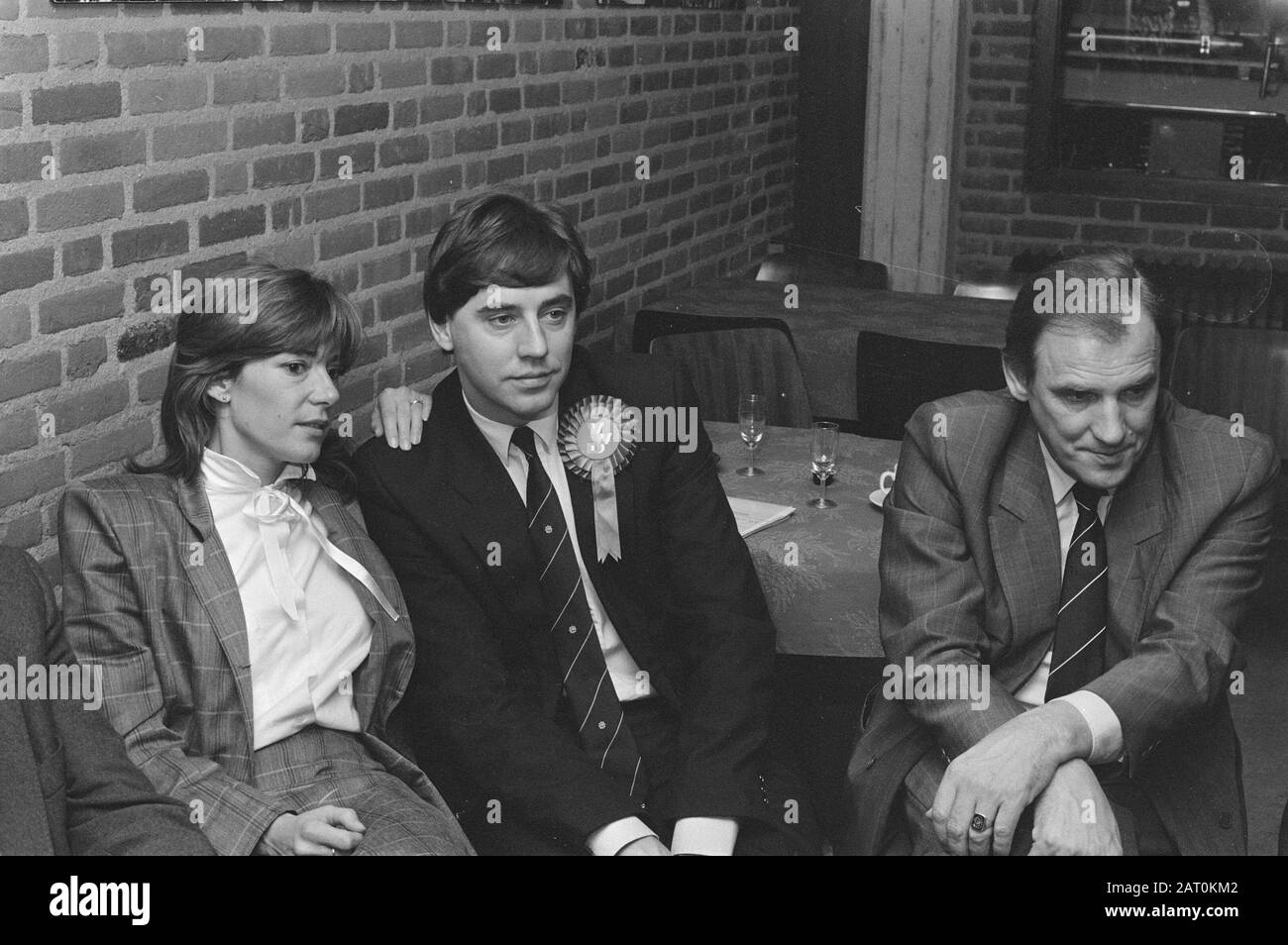 Municipal elections 1986  VVD leader Nijpels and his wife look printed at the results (Amersfoort) Date: 19 March 1986 Location: Amersfoort Keywords: municipal councils, parliamentarians, elections , Women's Personal Name: Nijpels, Ed Stock Photo