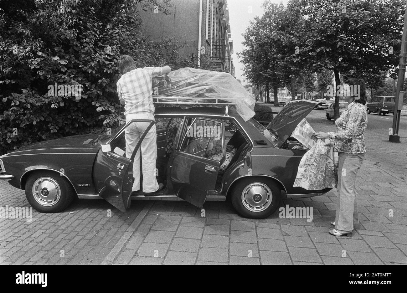 Holiday pressure getting under way  A car is loaded for the upcoming holiday trip Date: 10 July 1975 Keywords: cars, luggage, travelers, holiday Stock Photo