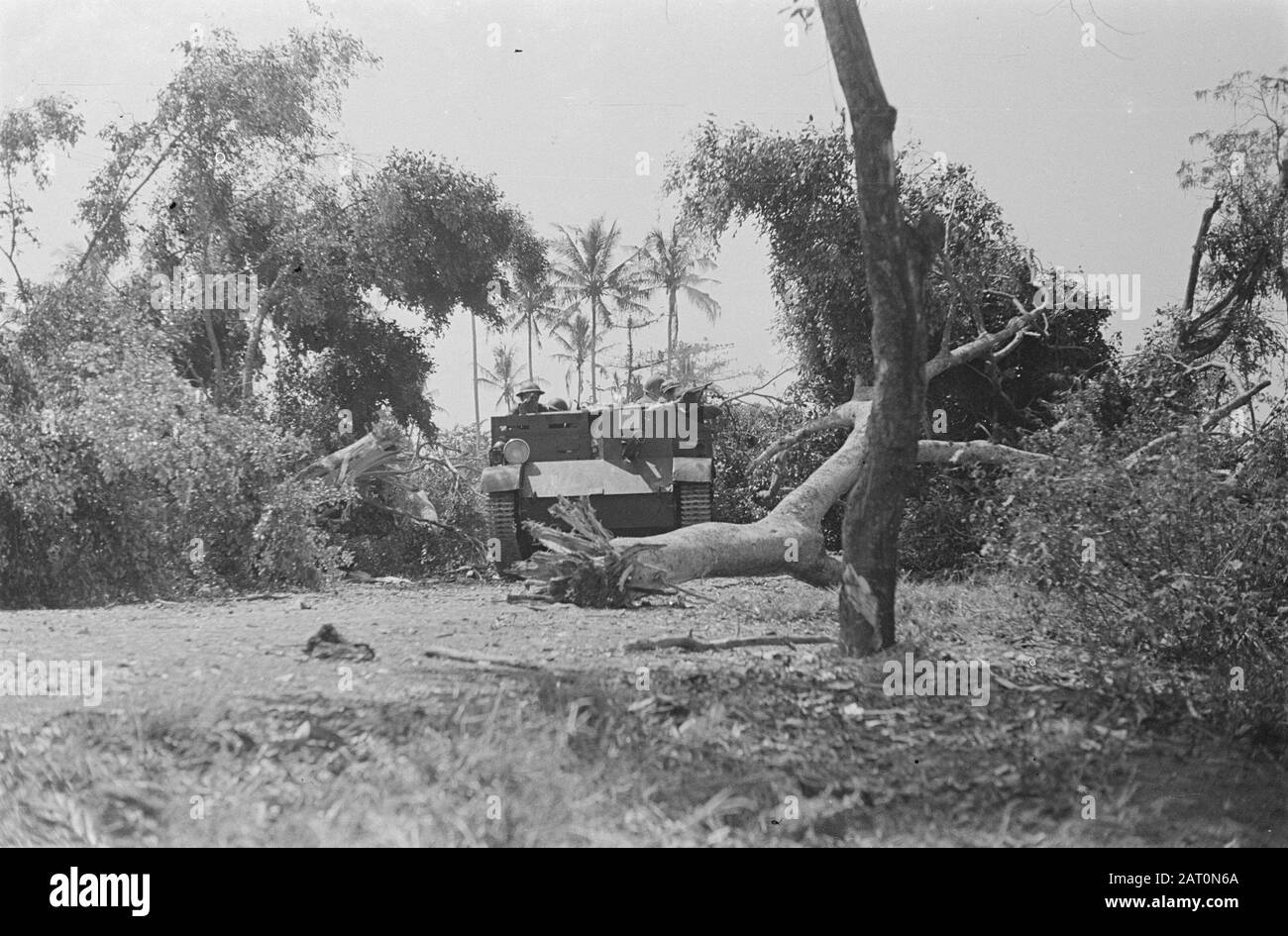 Occupied area Bandoeng A bren-carrier makes its way Date: 1946 Location ...