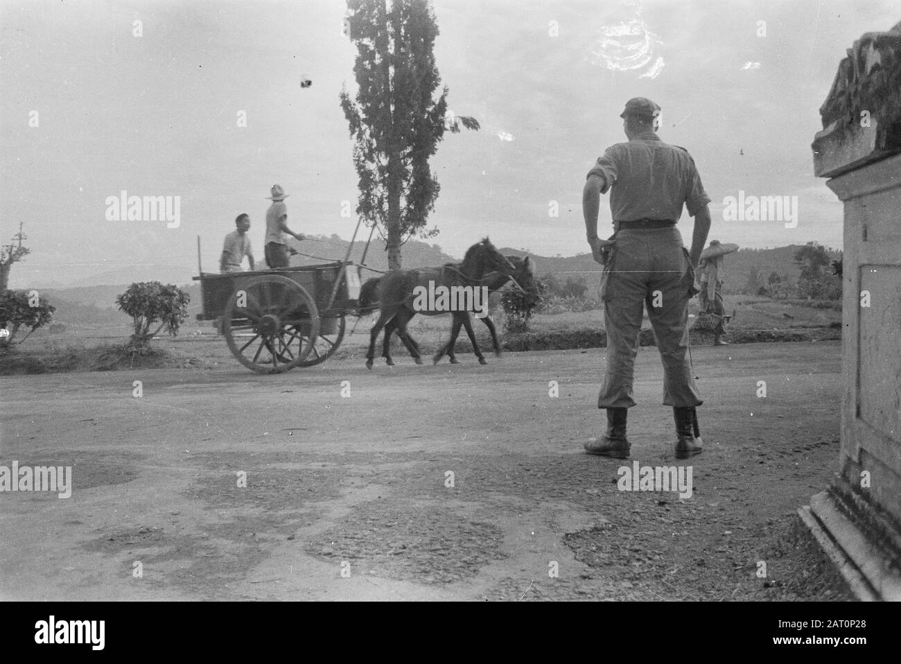 [A dokar (horse with cart) passes. In the foreground an imminent Dutch military] Location: Indonesia, Dutch East Indies Stock Photo