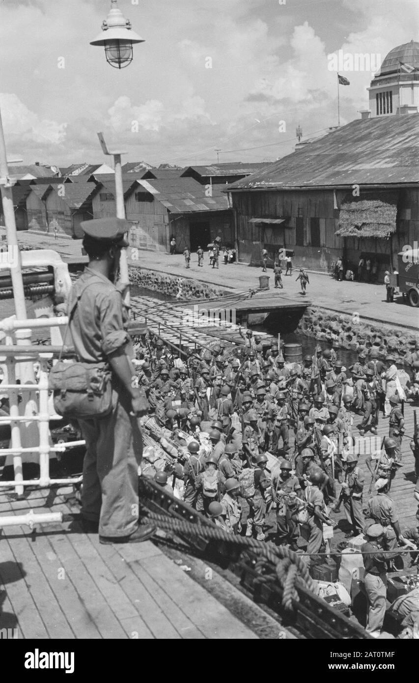 Makassar. Displacement KNIL A KNIL unit is ready on the quay to board ...