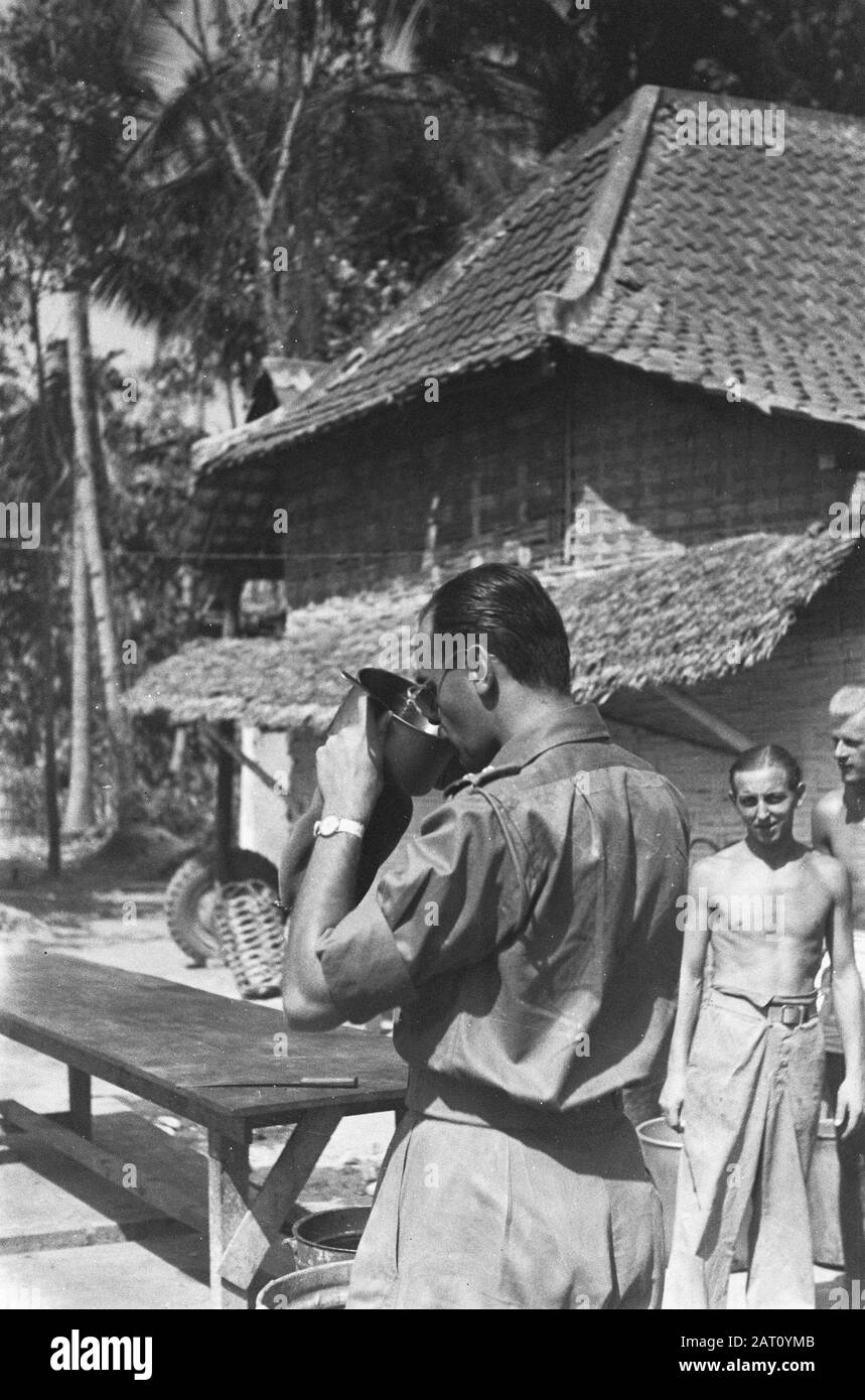 General Doorman te Surabaya 2nd series  An officer drinks from a gamel Date: 1946 Location: Indonesia, Dutch East Indies Stock Photo