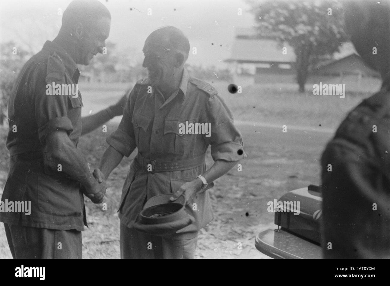 Rubber Company Tebenan at Palembangs  An officer of the Gadjah Merah battalion (Infantry X KNIL) shakes the hand of a lieutenant-colonel Date: 29 November 1947 Location: Indonesia, Dutch East Indies, Palembangs, Sumatra Stock Photo