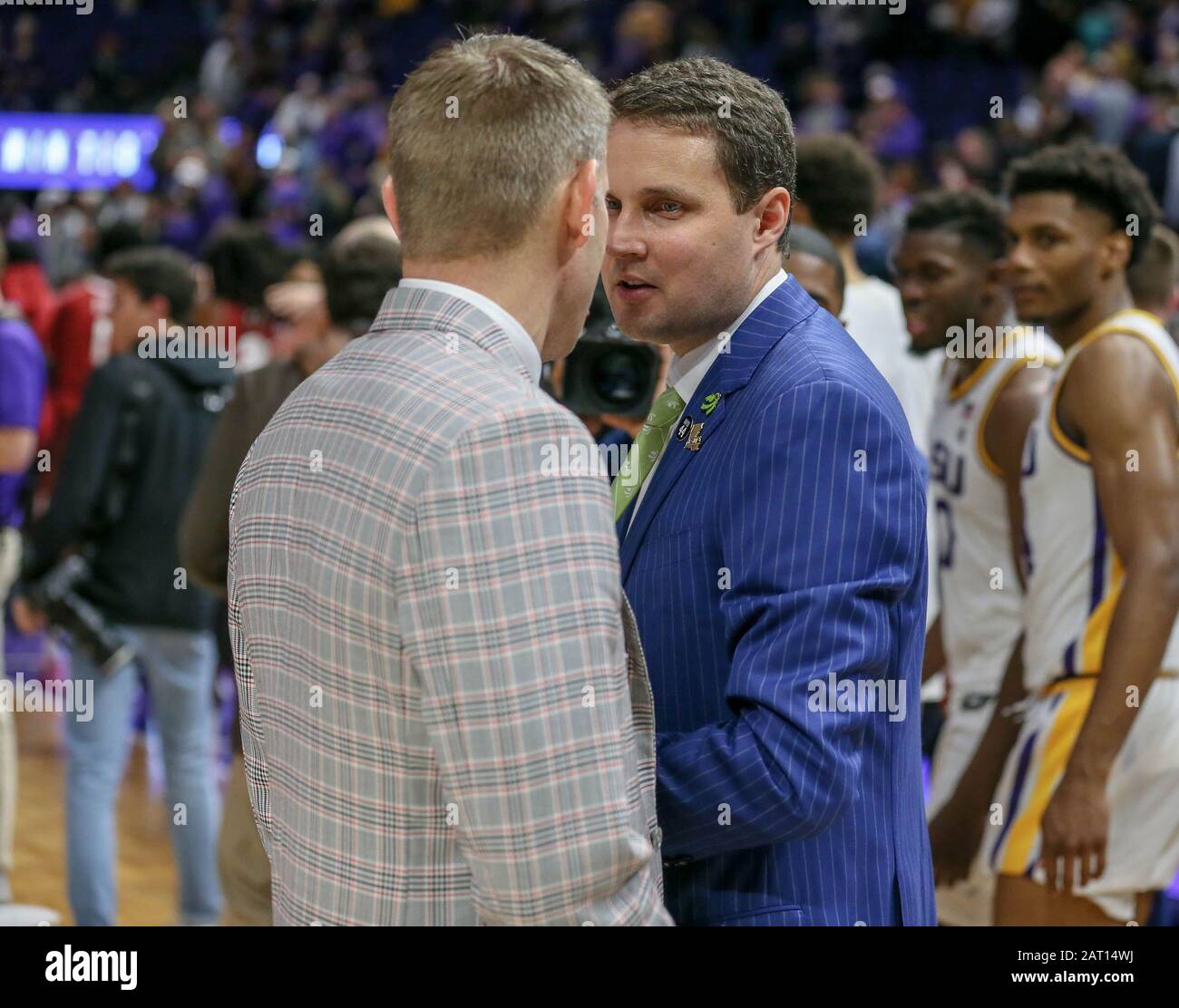 Baton Rouge, LA, USA. 29th Jan, 2020. LSU Head Coach Will Wade speaks with Alabama's Head Coach Nate Oats after NCAA Basketball action between the Alabama Crimson Tide and the LSU Tigers at the Pete Maravich Assembly Center in Baton Rouge, LA. Jonathan Mailhes/CSM/Alamy Live News Stock Photo