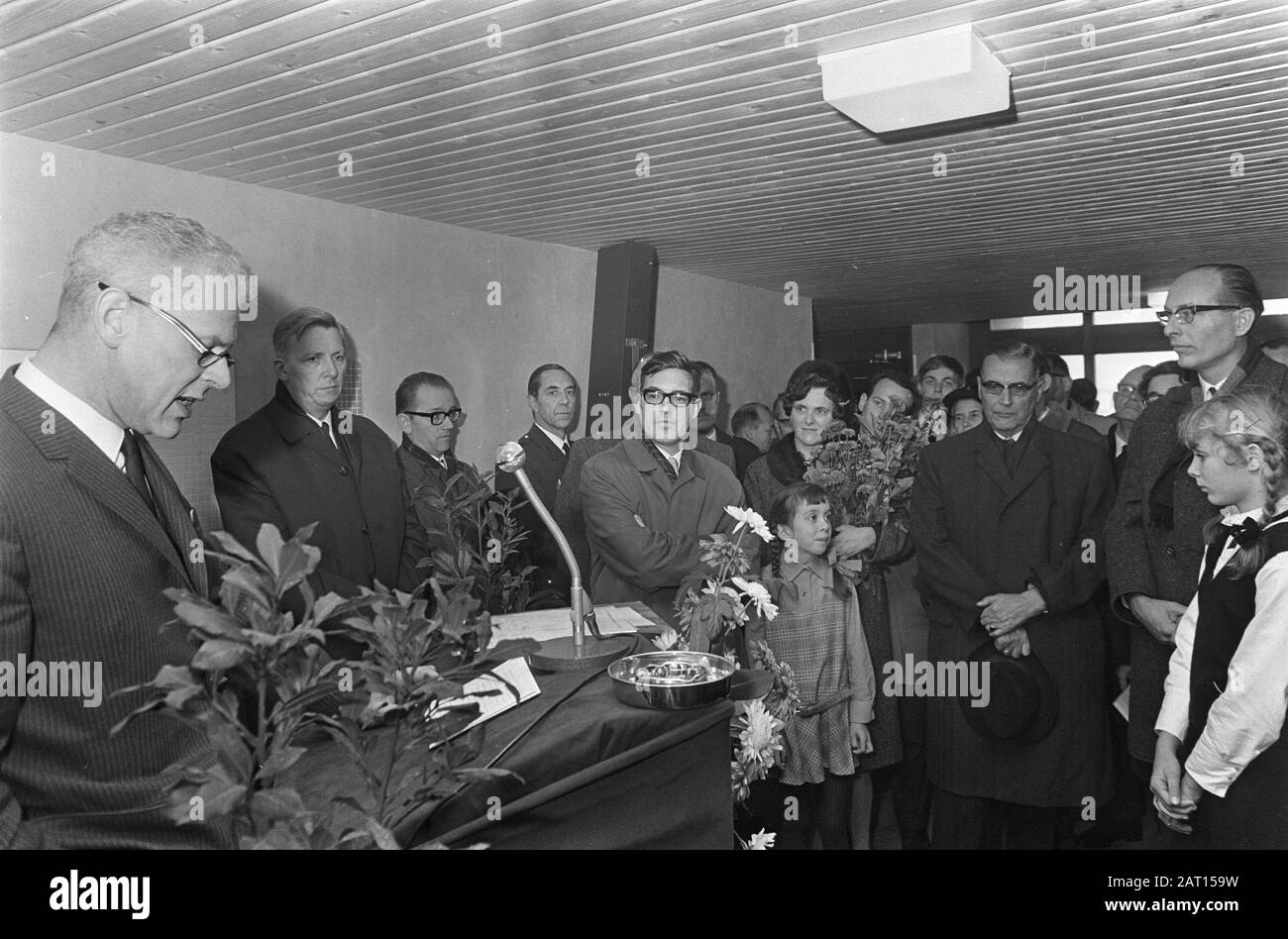 First residents in Bijlmermeer. Alderman Elsenburg (left) during speech, between hearers former mayor of Hall Date: 25 November 1968 Keywords: listeners, speeches, aldermen Stock Photo