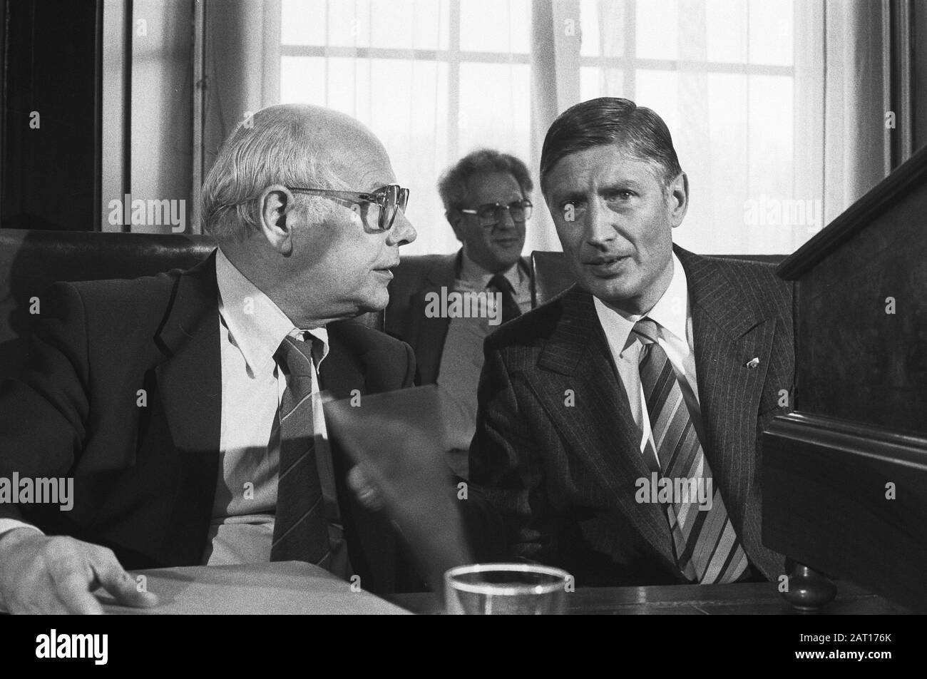 First Chamber. General political considerations. Minister Den Uyl (l.) in conversation with First Chamber. General political considerations. Minister Den Uyl (l.) in conversation with