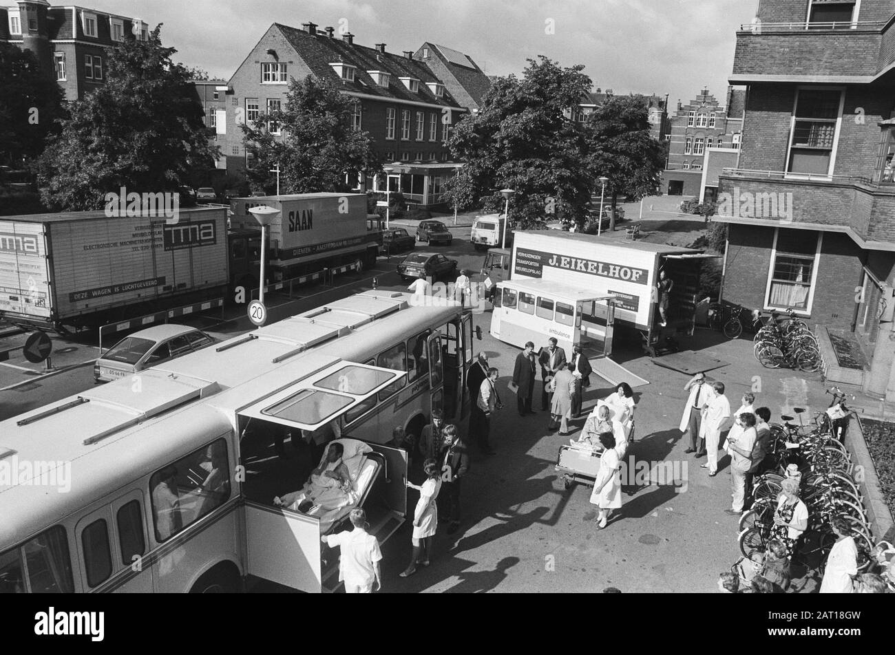 First patients Wilhelmina Gasthuis to Academic Medical Center in Bullewijk; move Wilhelmina Gasthuis terrain Date: 23 June 1982 Location: Amsterdam, Noord-Holland Keywords: PATIENTS, Moving Institution name: Academic Medical Center, Wilhelmina Guest House Stock Photo