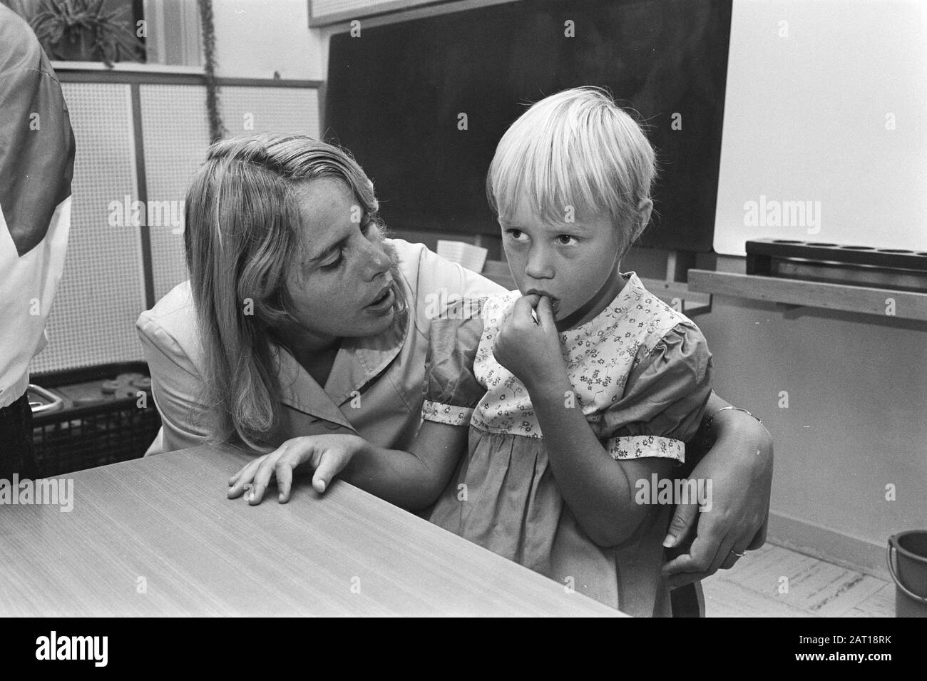 First school day (kindergarten); printed looking preschooler with ma Date: 23 August 1982 Keywords: preschoolers, kindergartens Stock Photo