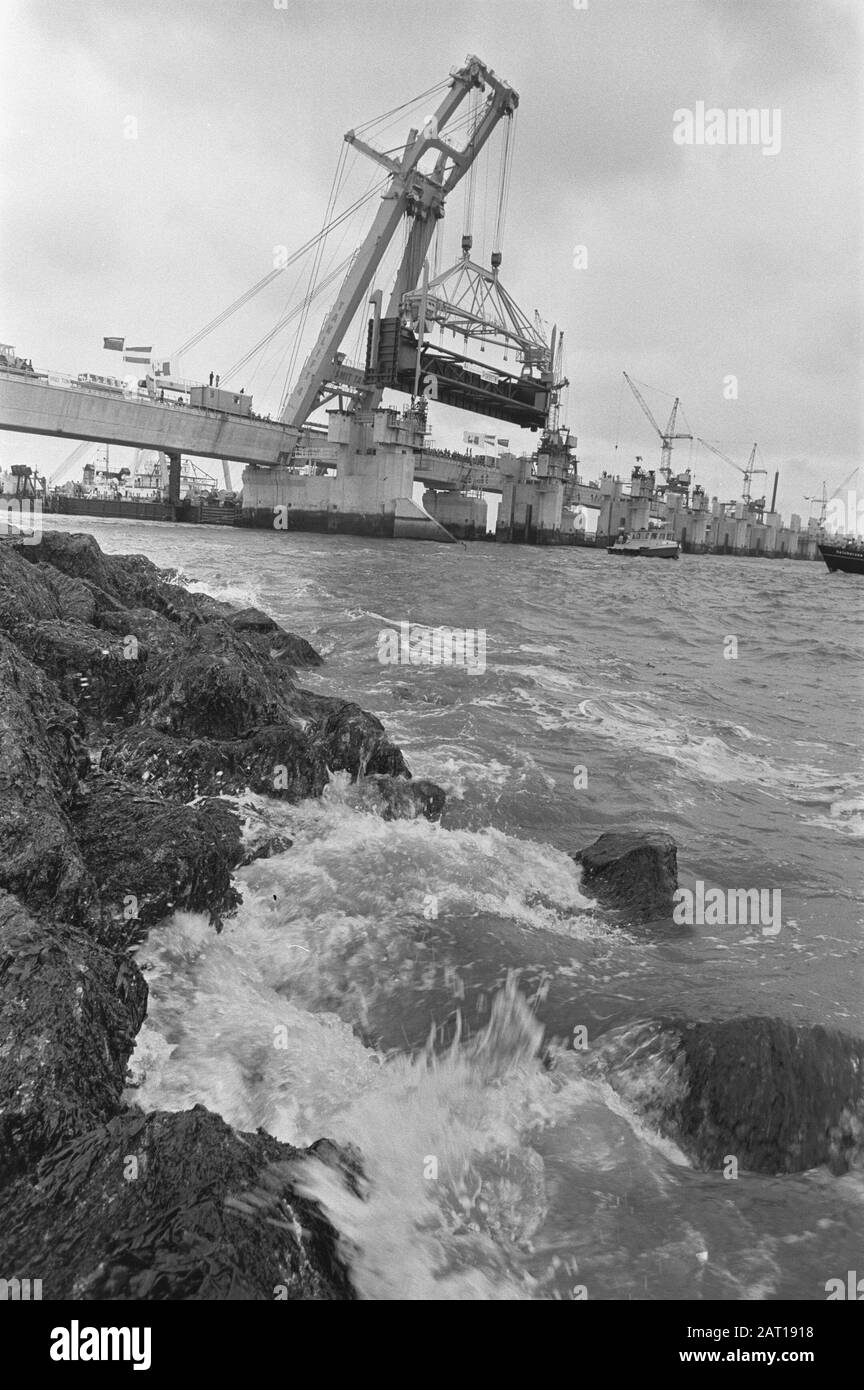 First slide in storm surge barrier Oosterschelde mounted a floating ...