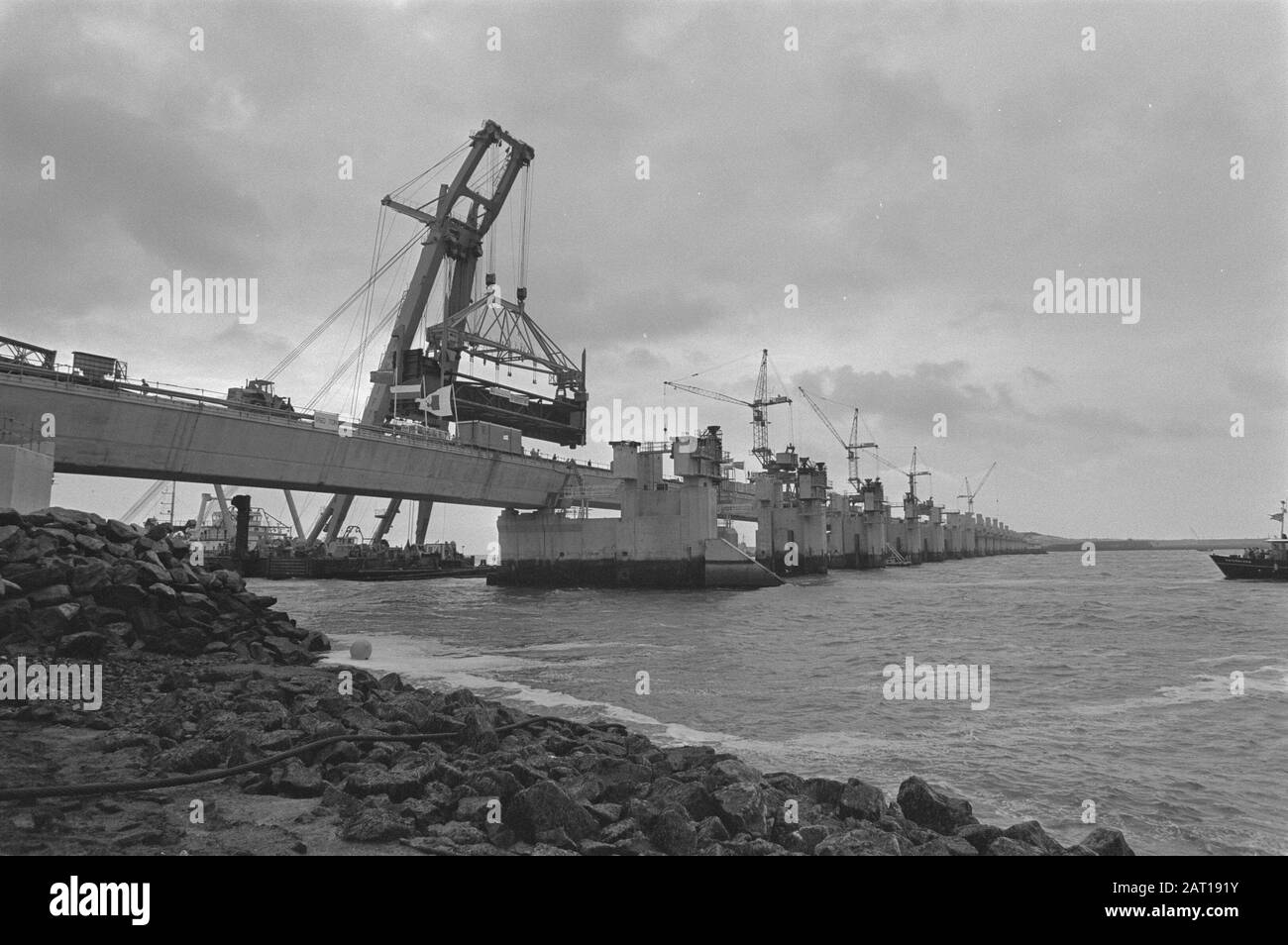 First slide in storm surge barrier Oosterschelde mounted a floating ...