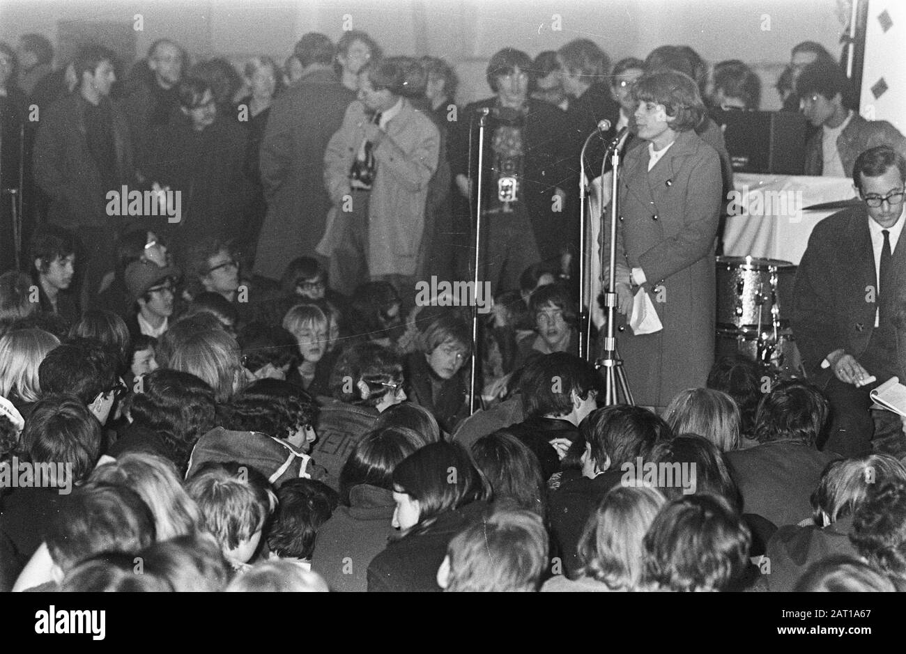 Walk in Talk in old RAI. The French-Tunisian lawyer and feminist activist Gisèle Halimi in the midst of hearers Date: 5 april 1968 Location: Amsterdam, Noord-Holland Keywords: cultural events, feminism Personal name: Halimi, Gisèle Institution name: RAI Stock Photo