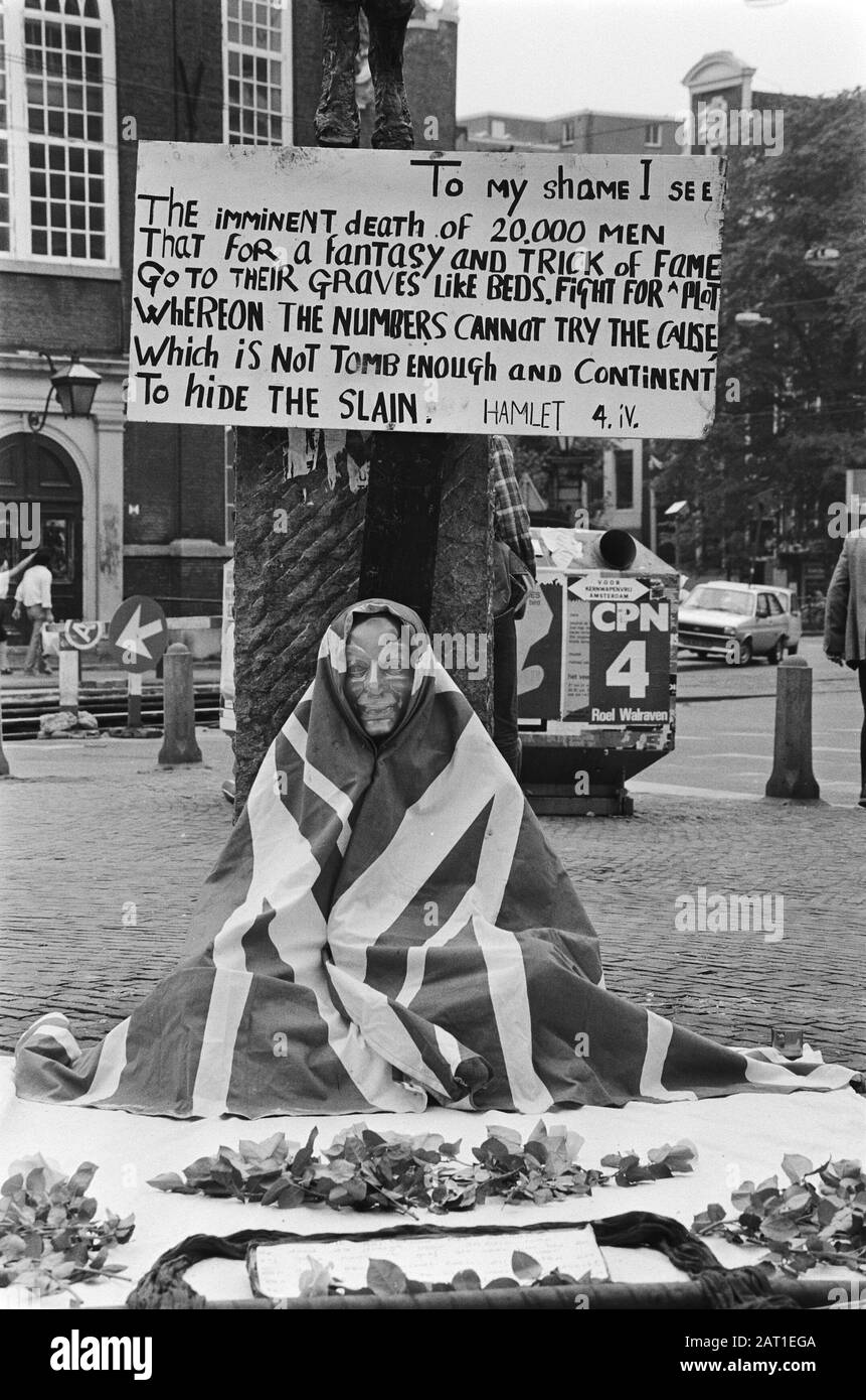 Englishman demonstrates at Spui in Amsterdam against the Falkland War Date: May 27, 1982 Location: Amsterdam, Noord-Holland Keywords: demonstrations, wars Stock Photo