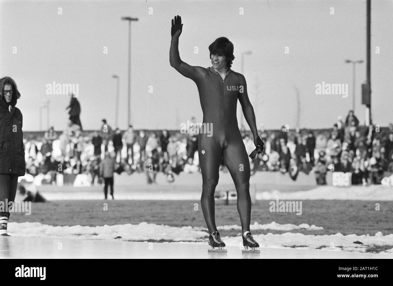 Ice skating competitions to the Unionkaas Trophy in Alkmaar  Eric Heiden (United States) waves to the public while driving out after his ride on the 3000 meters. Date: February 25, 1979 Location: Alkmaar, Noord-Holland Keywords: skating, sports Person name: Heiden, Eric Stock Photo
