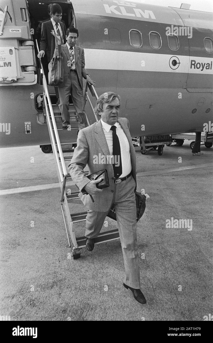Arrival HSV Hamburg at Schiphol in connection with Europa Cup III match  Ernst Happel descends the plane stairs upon arrival at Schiphol Annotation: On a journey to Athens where the final against Juventus would take place Date: 29 September 1981 Location: Noord-Holland, Schiphol Keywords: trainers, airports, football Personal name: Happel, Ernst Stock Photo