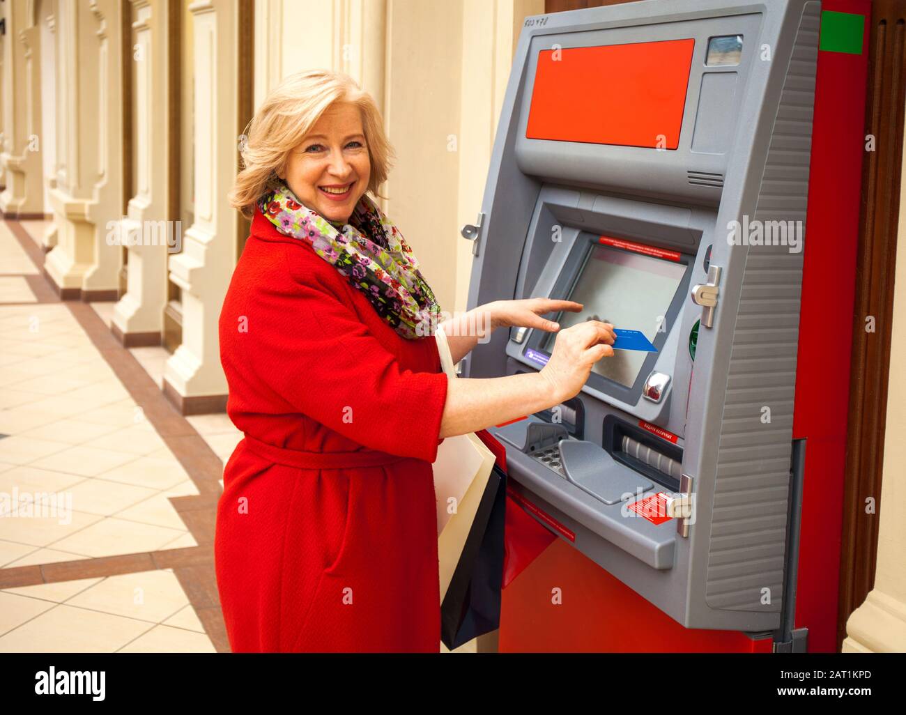 Withdraws cash hi res stock photography and images Alamy