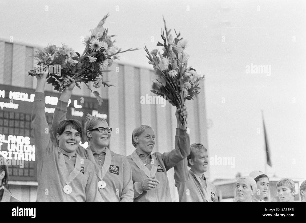 European Swimming Championships, 4 x 100 meters change on scaffold Toos, Ada, Gretta and Cobi, 6 waving to public Date: 25 August 1966 Keywords: Swimming Championships Person name: Toos Stock Photo