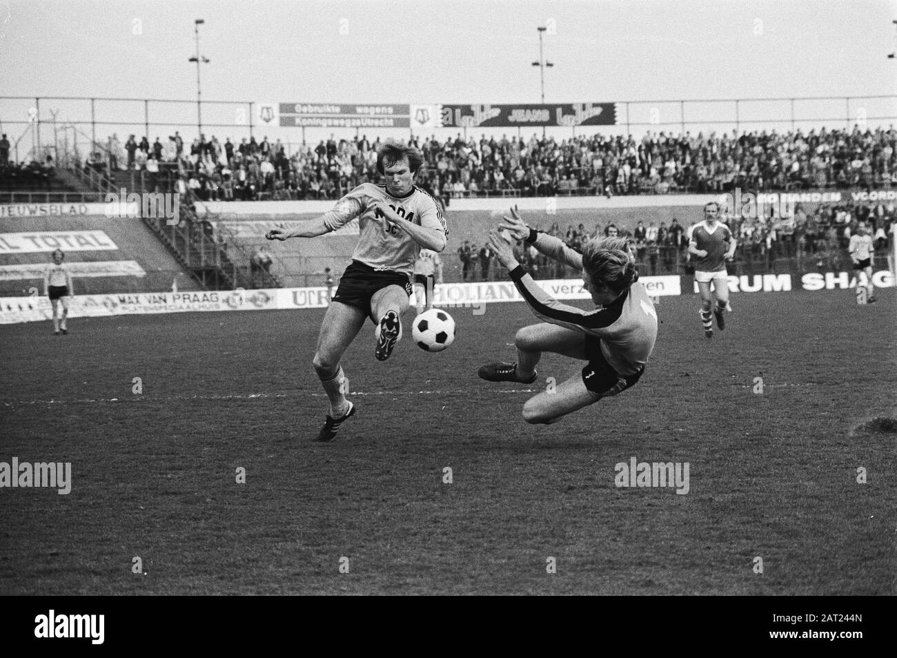 FC Utrecht against Roda JC 1-0; Theo de Jong meets Utrecht goalkeeper Hans van Breukelen Date: April 14, 1979 Location: Utrecht (prov), Utrecht (city) Keywords: sport, football Personal name: Breukelen, Hans van, Jong, Theo de Stock Photo