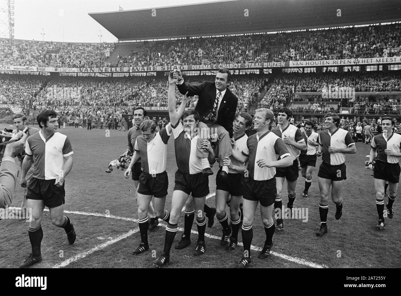 Feijenoord against Holland-Sport 8-2; Ernst Happel is taken on shoulders by players Date: May 10, 1970 Keywords: shoulders, sports, trainers, football Personal Name: Ernst Happel, Holland Sport Institution name: Feyenoord Stock Photo