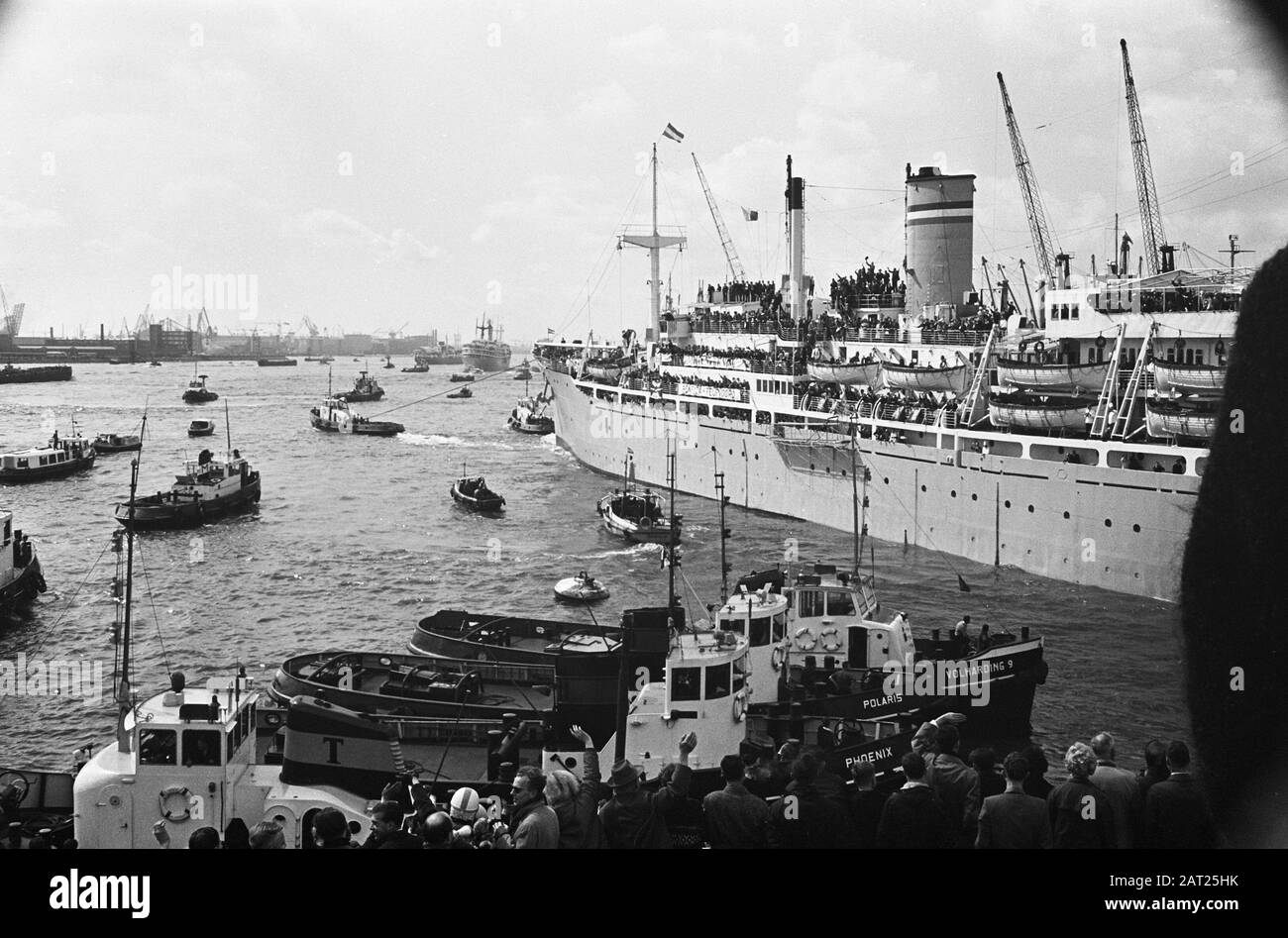 Feijenoordsupporters to Lisbon. Departure of ships Groote Beer and Waterman  from Rotterdam Date: 4 May 1963 Location: Rotterdam, Zuid-Holland Keywords:  ships, sports, supporters, football Institution name: Feyenoord Stock Photo  - Alamy