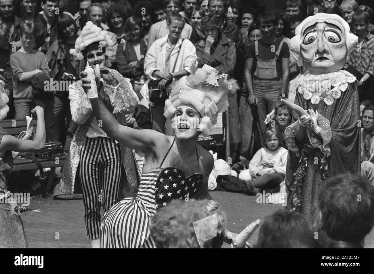 Festival of Fools in Amsterdam; performance of Sheer Madners at the Spui  Date: June 2, 1984 Location: Amsterdam, Noord-Holland Keywords: festivals  Stock Photo - Alamy