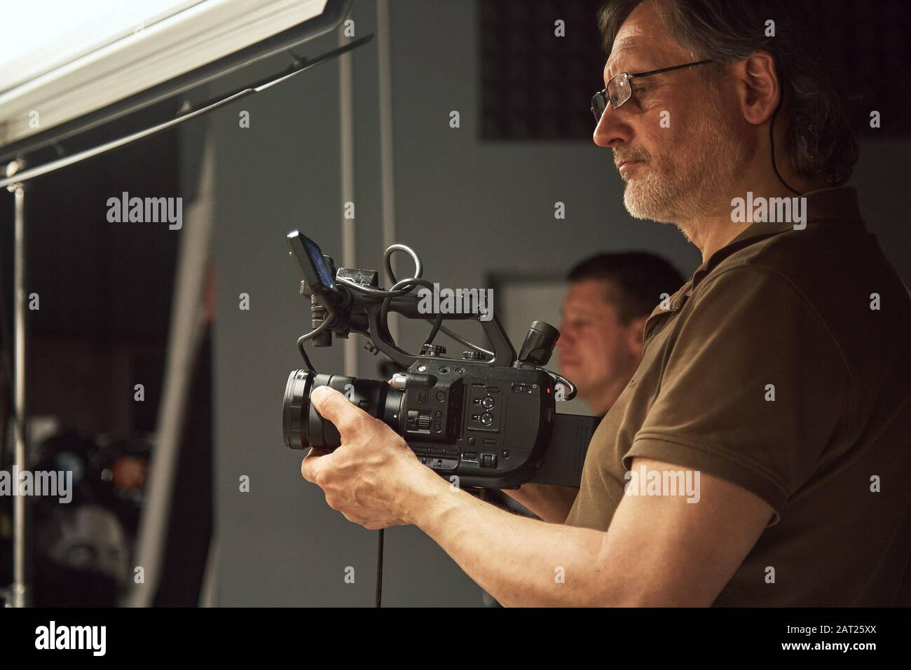 Film set behind the scenes actor hi-res stock photography and images ...