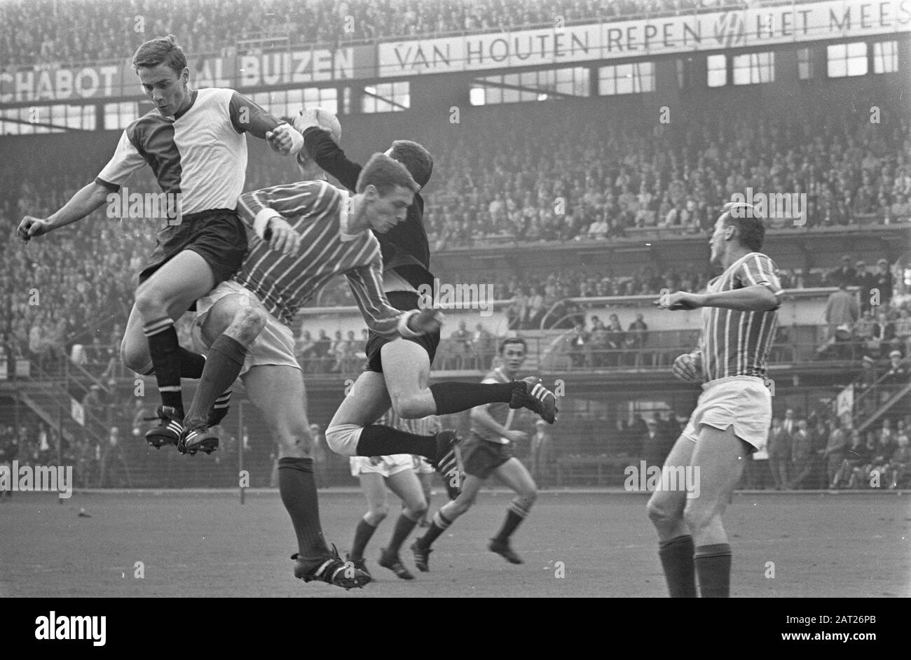 Feyenoord against Fortuna 54 6-0. goalkeeper Winge in duel with Kindvall Date: September 17, 1967 Keywords: duels, sport, football Personal name: Kindvall, Ove Institution name: Feyenoord, Fortuna 54 Stock Photo