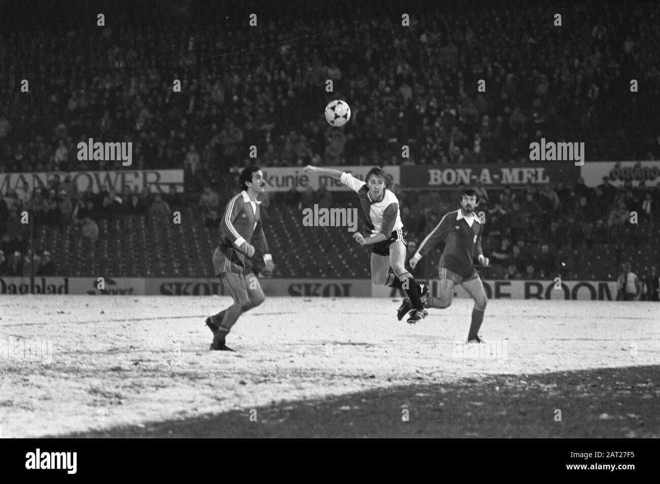 Feyenoord against Radnicki Nis 1-0 UEFA-cup. Jan van Deinsen (l