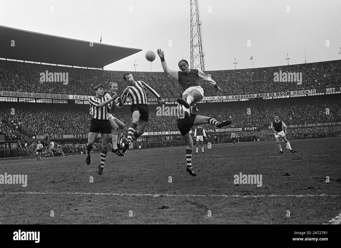Feyenoord against Sparta 3-1, duel to the ball from l.n.r. Eykenbroek, H.  de Groot, Verhoeven, Gerard 'Pummie' Bergholtz and Ter Horst (on the back)  Date: March 7, 1965 Keywords: duels, sport, football