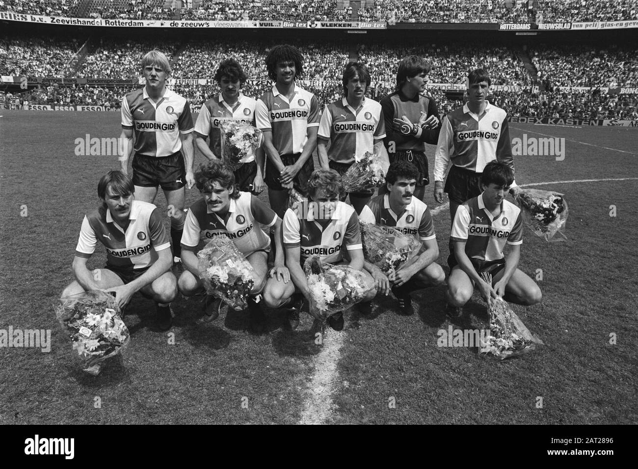 Feyenoord against PEC, with farewell Johan Cruijff; elphtalfoto. Standing, from left to right: André Hoekstra, André Stafleu, Ruud Gullit, Ben Wijnstekers, Joop Hiele, Johan Cruyff. Front row, left to right: Ivan Nielsen, Henk Duut, Peter Houtman, Michel van de Korput, Stanley Brard. Stock Photo