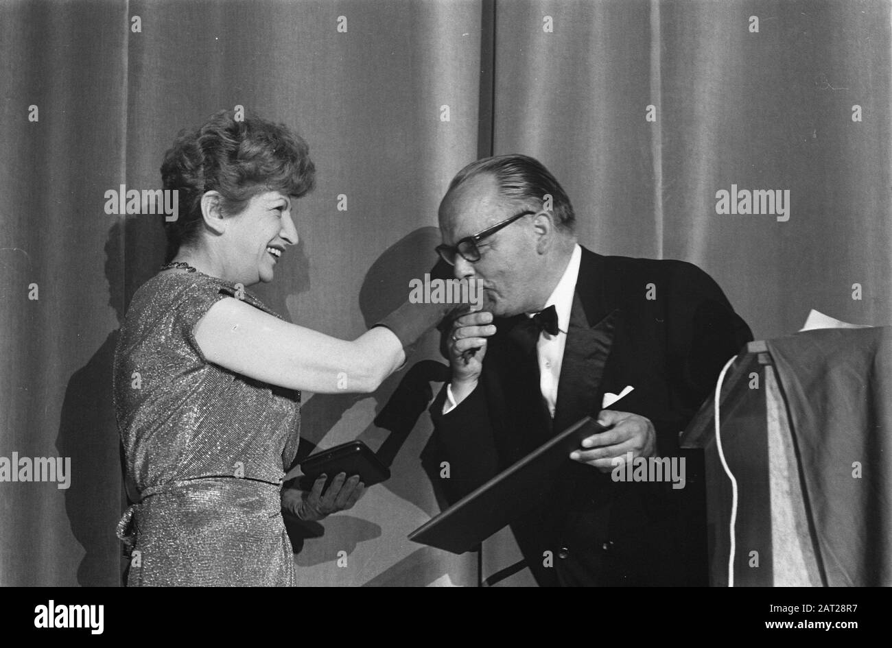 Filmweek Arnhem. Gold medal for [the French singer and actress] Marianne Oswald Annotation: Location; Filmtheater Rembrandt Date: 5 June 1961 Location: Arnhem Keywords: actors, film festivals, movie stars, awards, singers Personal name: Oswald, Marianne Stock Photo