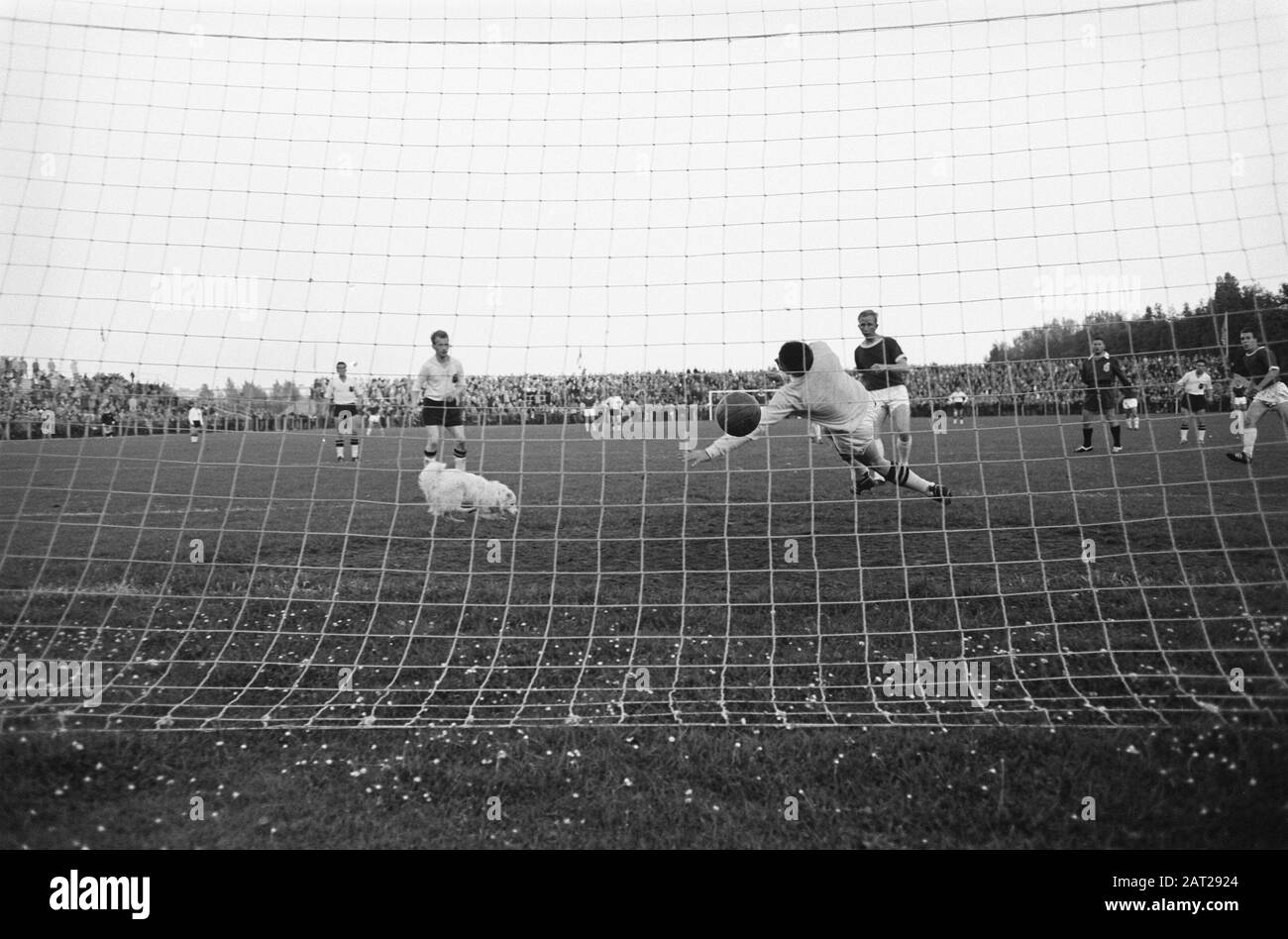 Final KNVB cup Ajax against NAC. Captain Henk Groot and the KNVB Cup Date:  June 14, 1961 Keywords: sport, football Institution name: AJAX, NAC Stock  Photo - Alamy