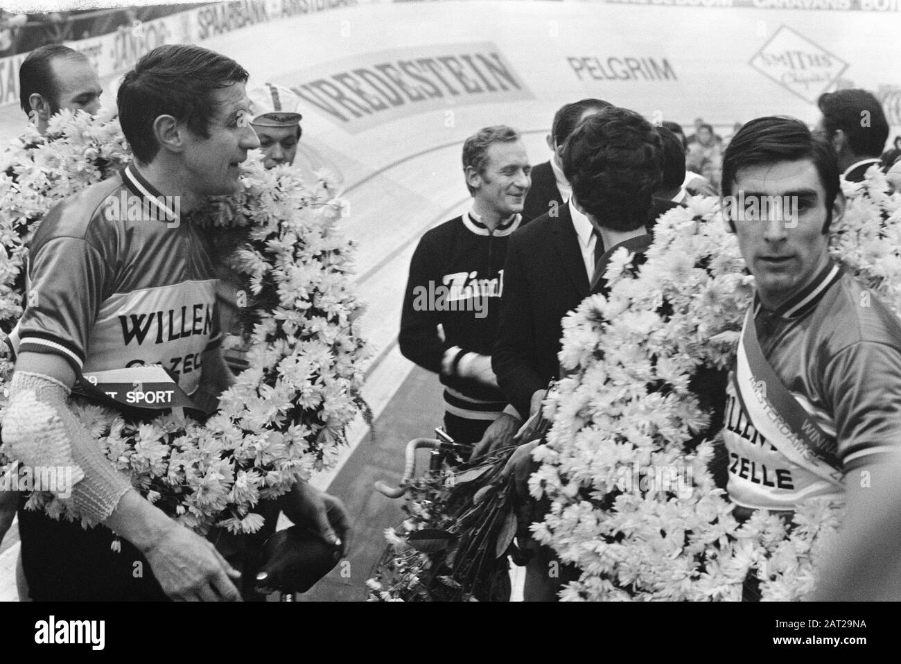 Finish six-day cycling RAI Amsterdam. Winning couple Post (left) and Deloof during honorary round with wreath Date: 17 December 1969 Location: Amsterdam, Noord-Holland Keywords: CYCLEN Personal name: Post Institution name: RAI Stock Photo