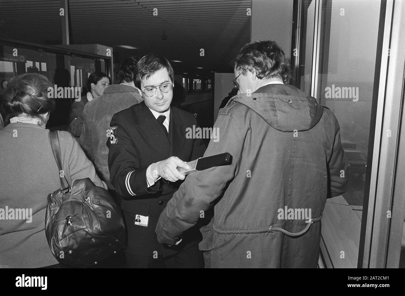 Using metal detectors Black and White Stock Photos & Images Alamy