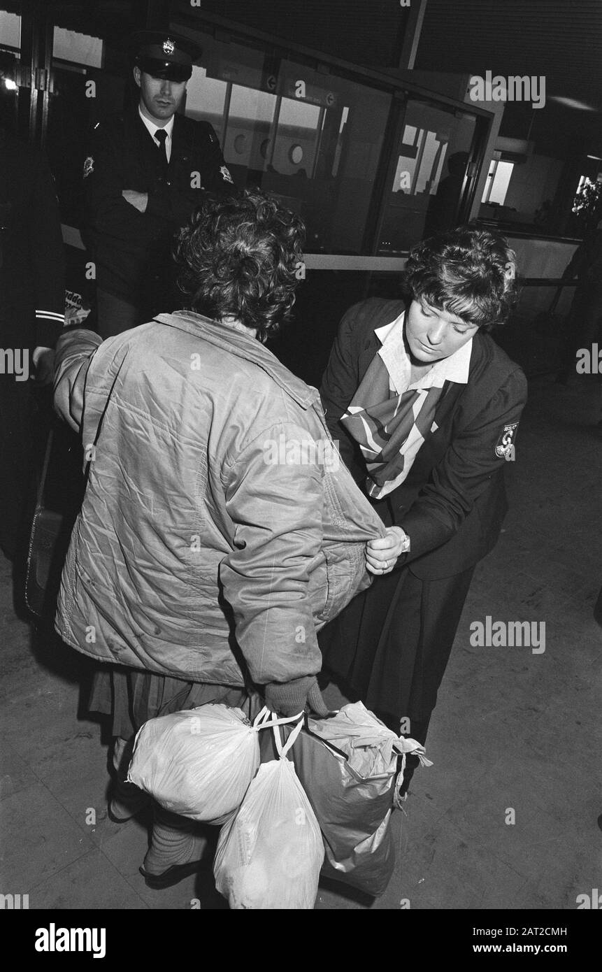 Using metal detectors hires stock photography and images Alamy