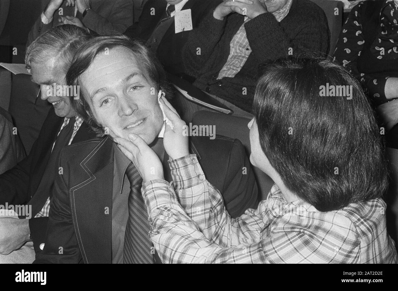 Congress of the D66 in Utrecht  Group chairman in the Senate Paula Wessen sweeps the face of Jan Terlouw clean Date: November 24, 1973 Location: Utrecht, Utrecht (prov.) Keywords: congresses, group chairmen, MPs, political parties Personal name: Terlouw, Jan, Wessen, Paula Stock Photo