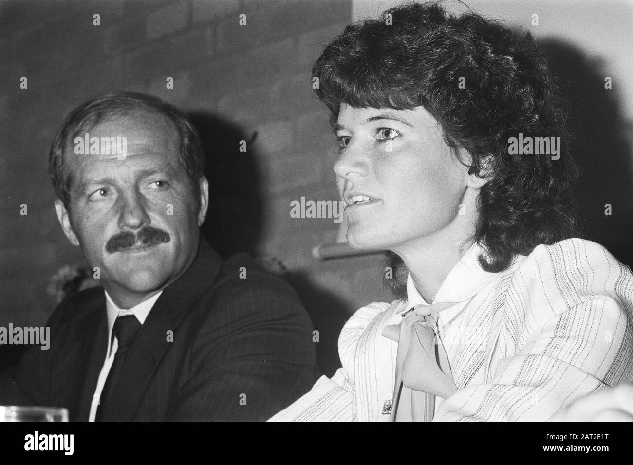 American astronaut Sally Rick en comm. Hauch (Space Schuttle) during press conference in Amsterdam , Date: 28 September 1983 Location: Amsterdam, Noord-Holland Keywords: press conferences, spacecraft, women Personal name: Hauck, Frederick H., Ride, Sally K. Stock Photo