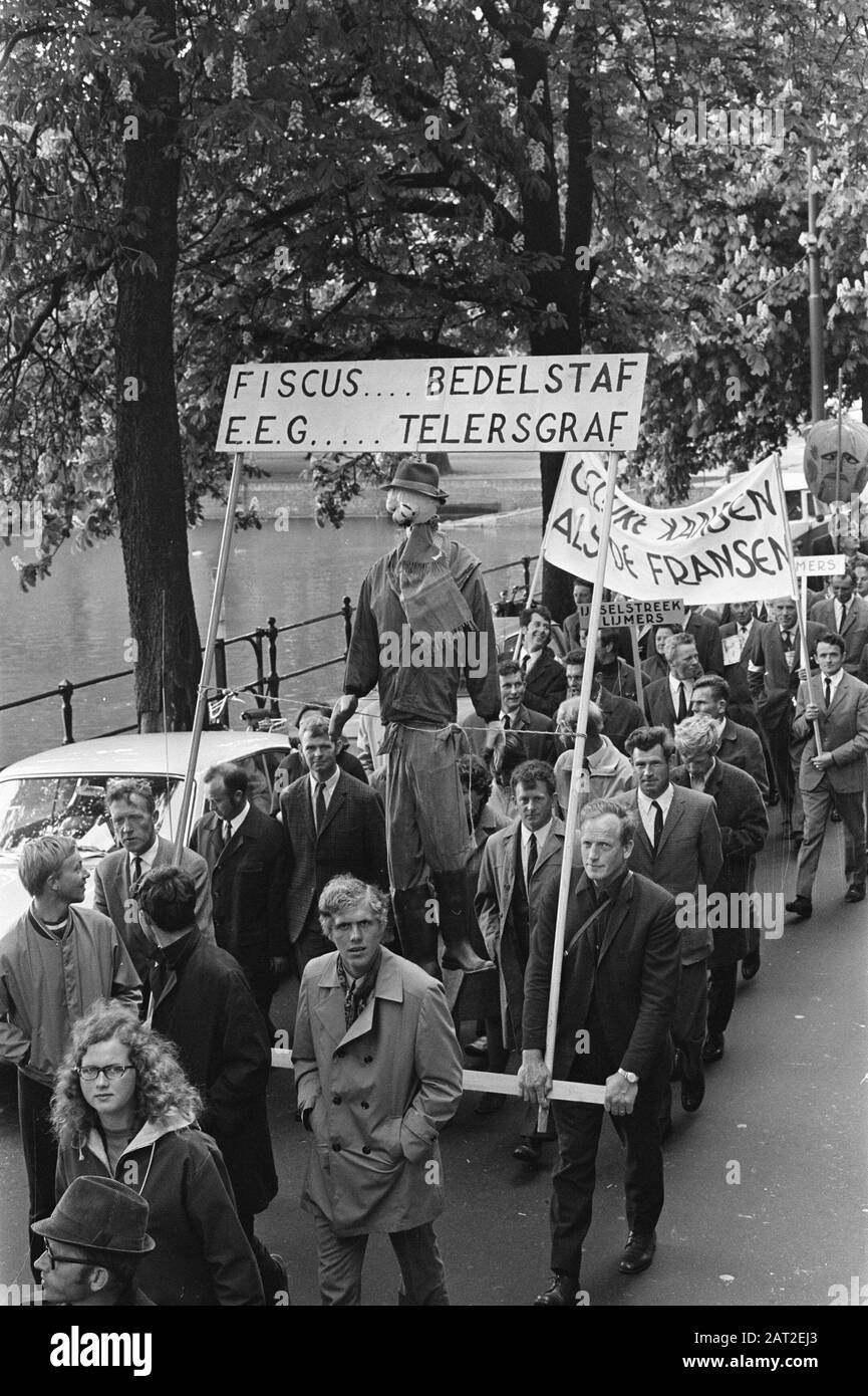 Fruit growers demonstrate with signs in The Hague; demonstrators with dolls on gallows Date: May 27, 1970 Location: The Hague, Zuid-Holland Keywords: demonstrators, demonstrations, fruit growers Stock Photo