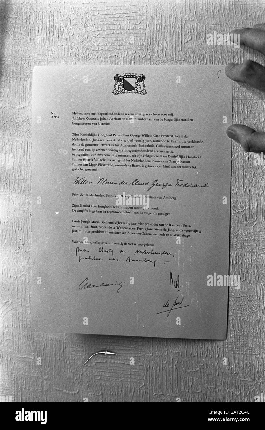 Birth declaration prince Alexander at city hall in Utrecht the birth certificate Date May 2