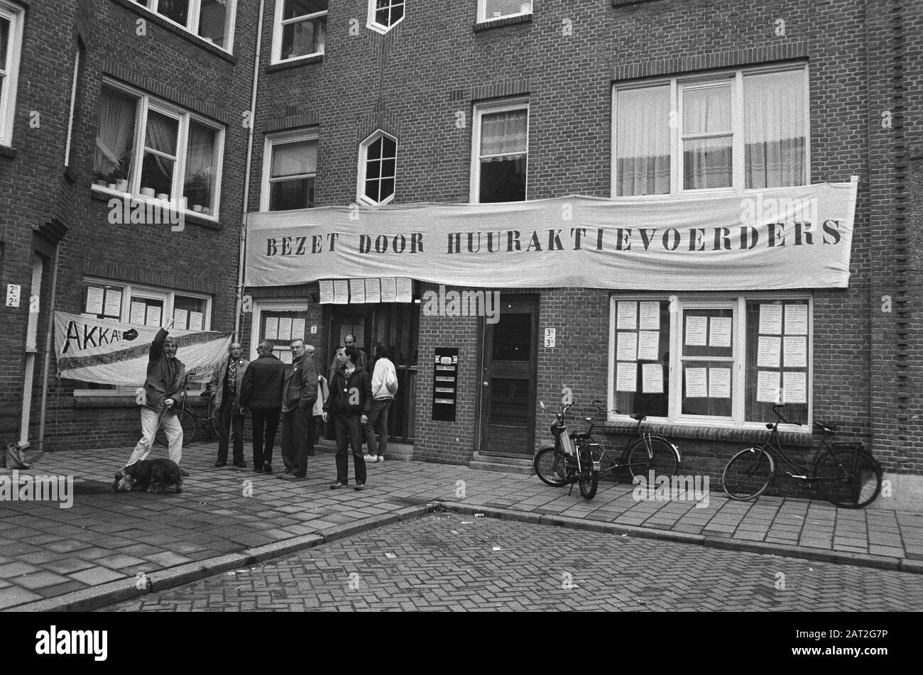 Building of the Amsterdam Federation of Housing Corp. occupied by tenants because they have been subpoenaed for not paying rent Date: December 17, 1984 Keywords: Occupation, buildings Stock Photo